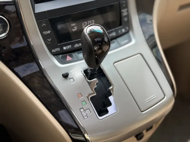 Toyota Alphard — фото 13
