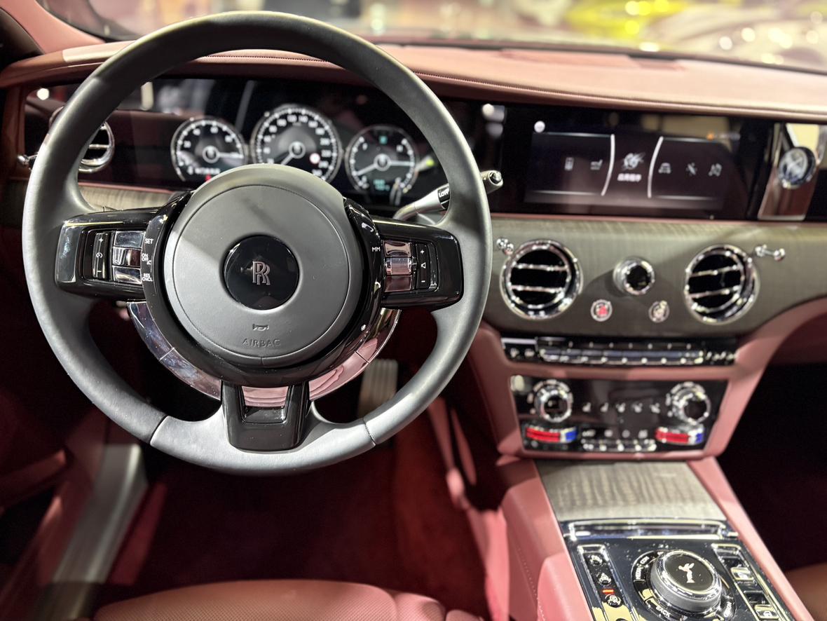 Rolls-Royce Ghost: фотография 18 из 28