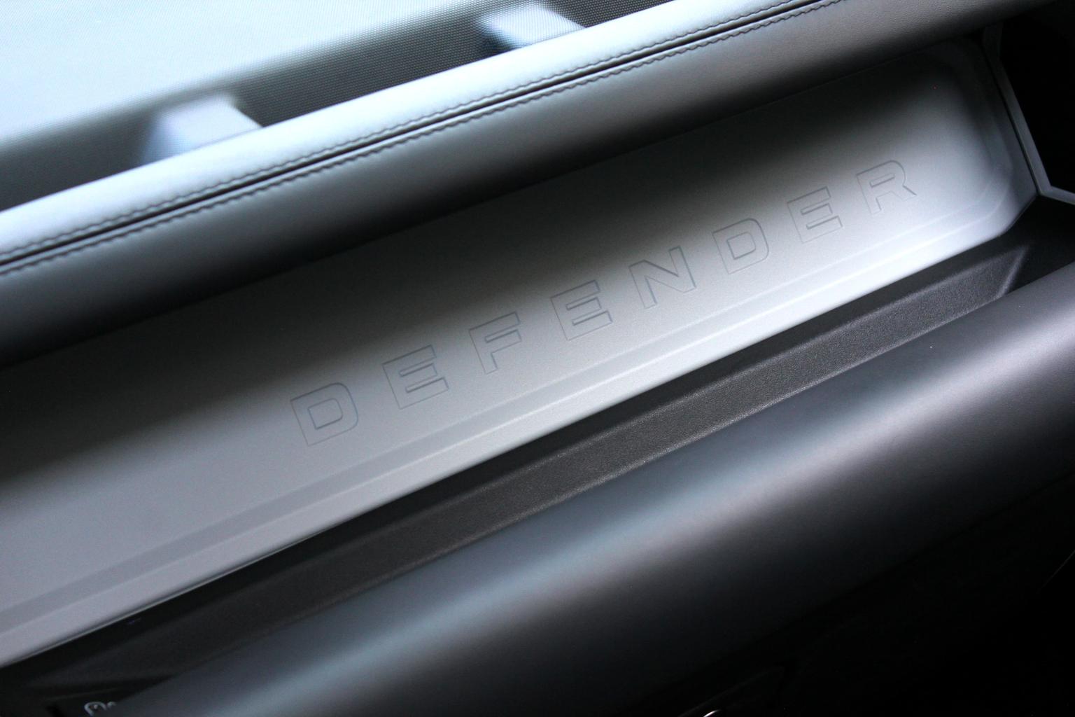 Land Rover Defender: фотография 18 из 32