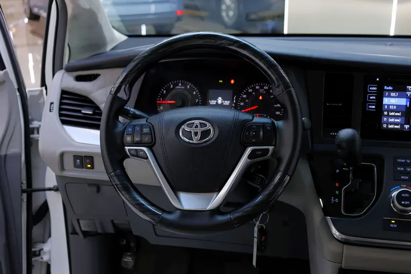 Toyota Sienna — фото 11