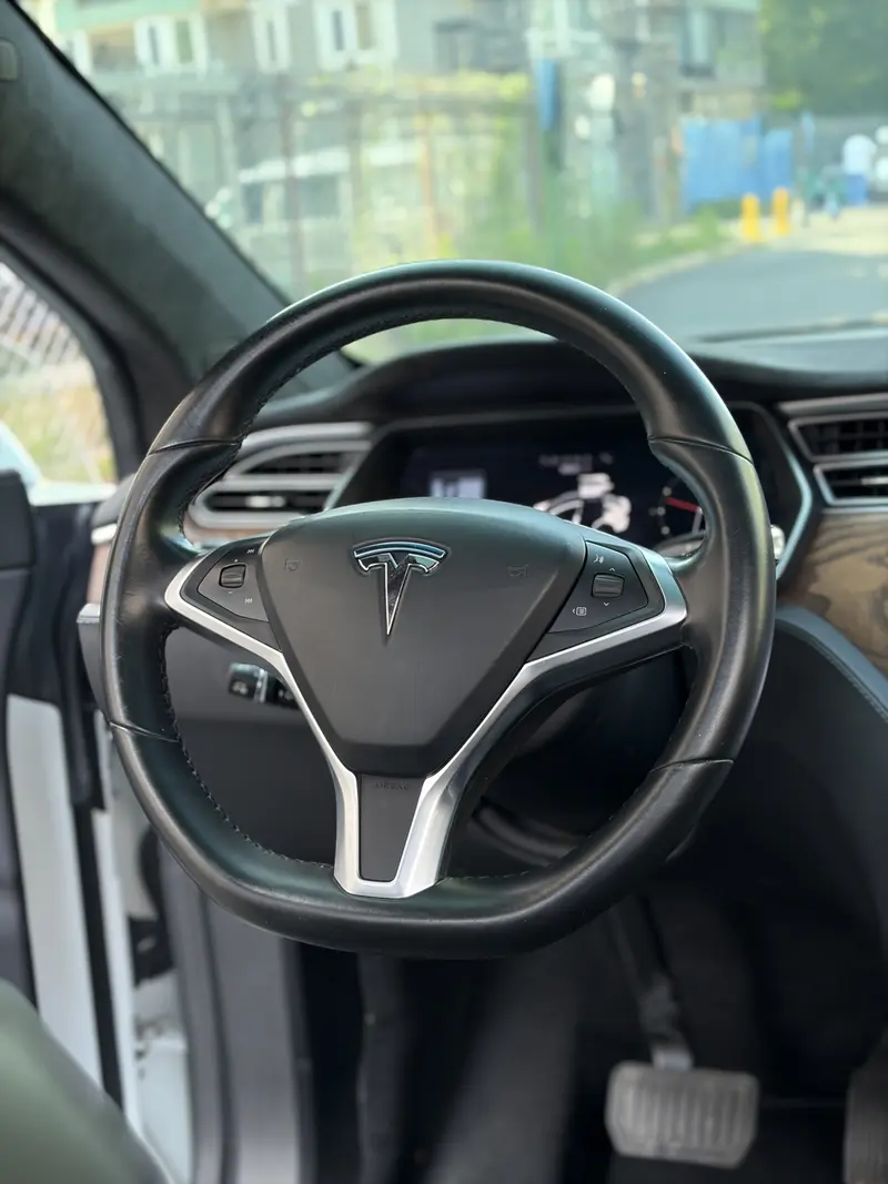 Tesla Model X 90 D — фото 9