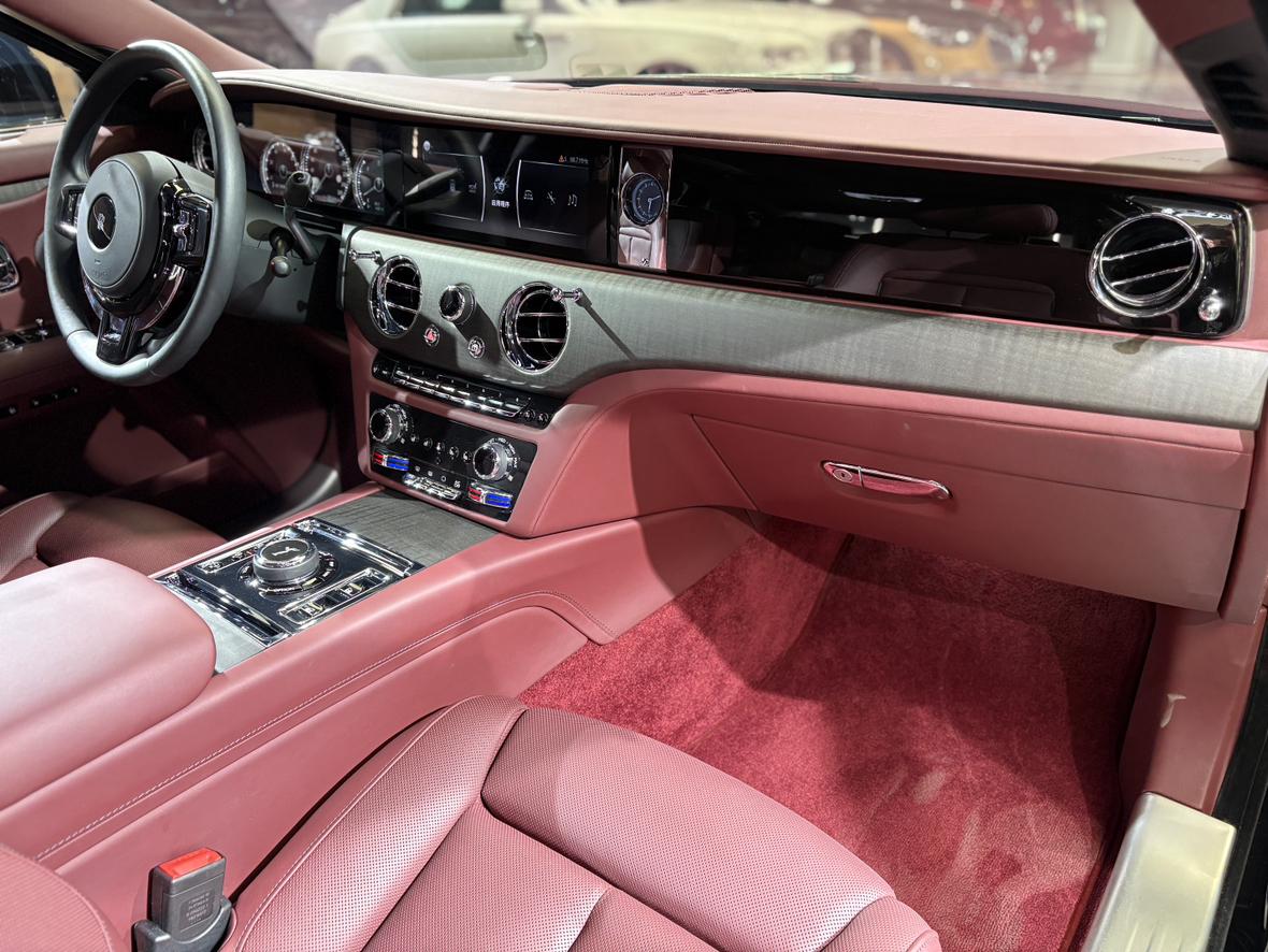 Rolls-Royce Ghost: фотография 25 из 28
