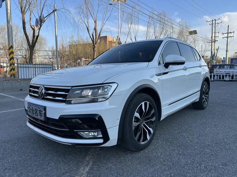 Volkswagen Tiguan L — фото 1