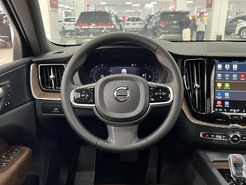 Volvo XC60 — фото 10