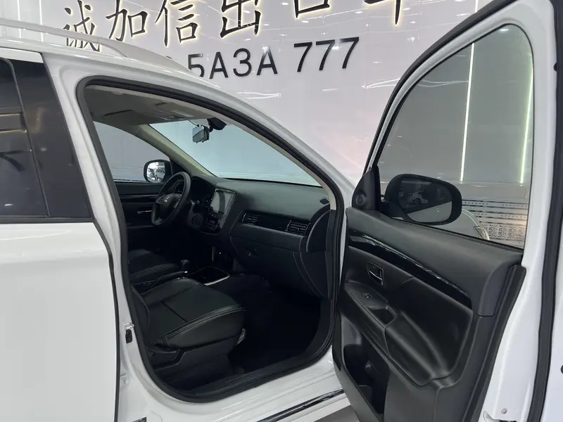 Mitsubishi Outlander — фото 14