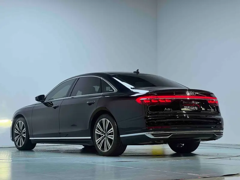 Audi A8 — фото 5
