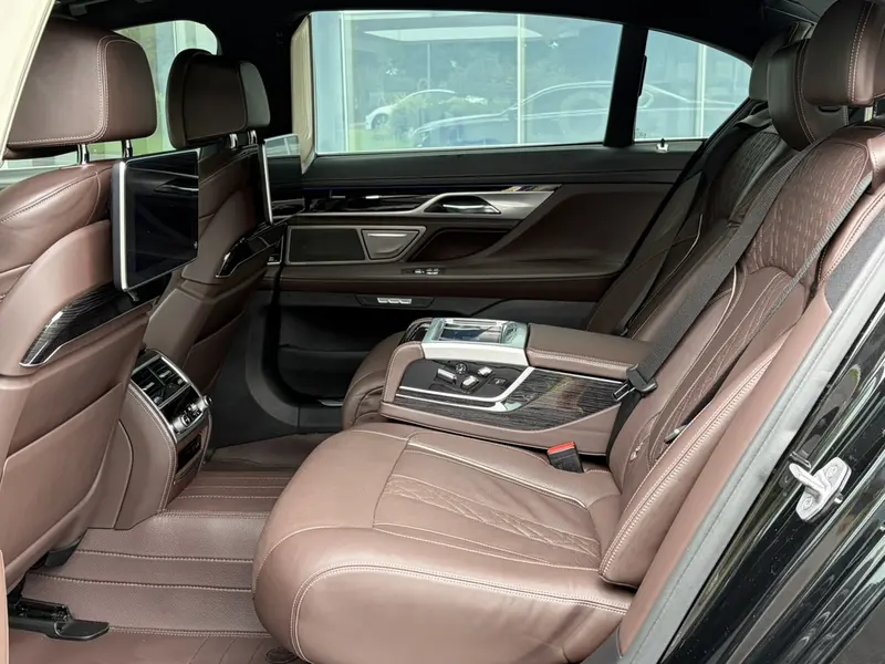 BMW 7 Series — фото 11