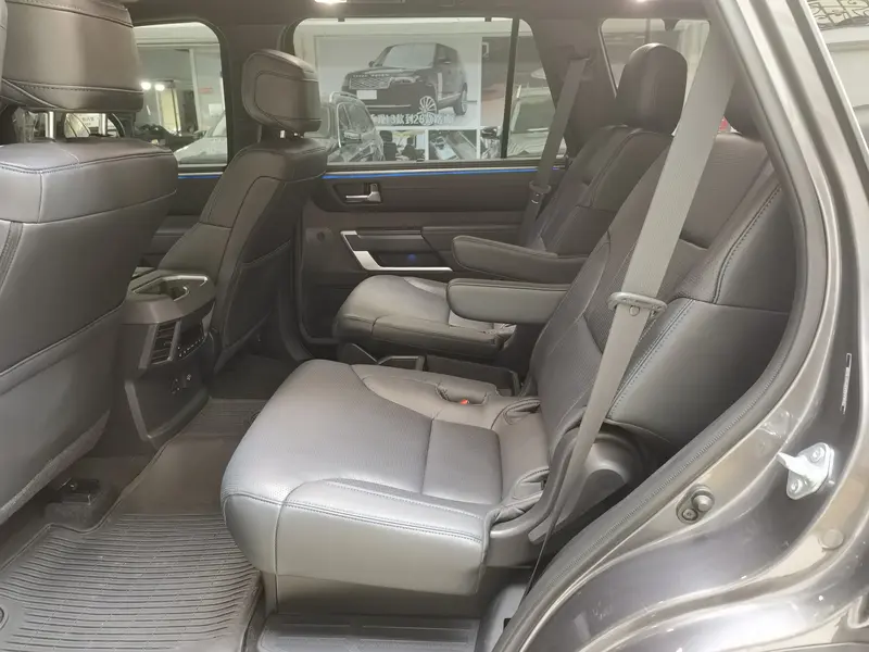 Toyota Sequoia — фото 8