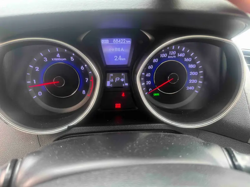 Hyundai Elantra — фото 10
