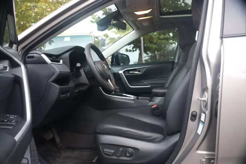 Toyota RAV4 — фото 10