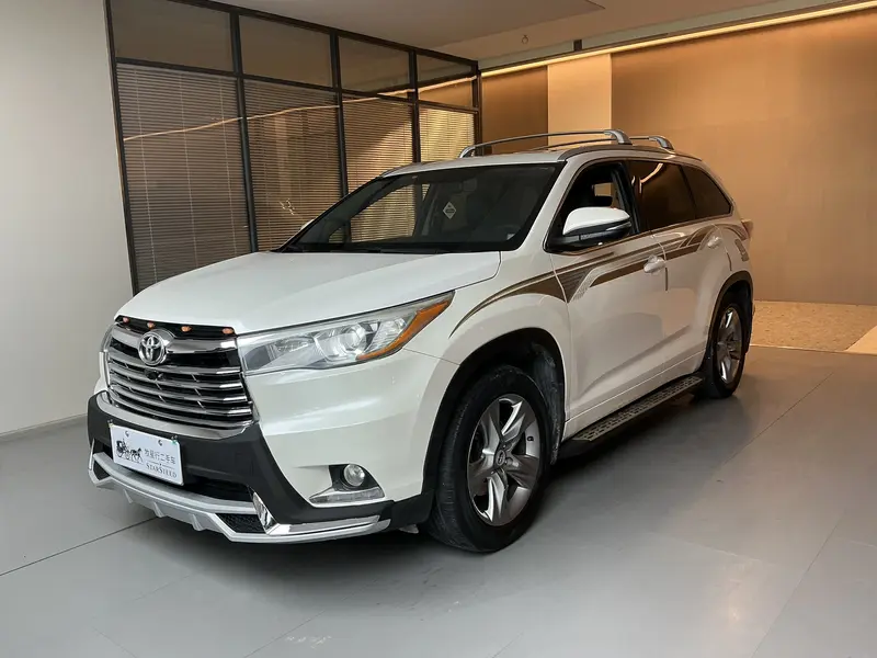 Toyota Highlander — фото 1
