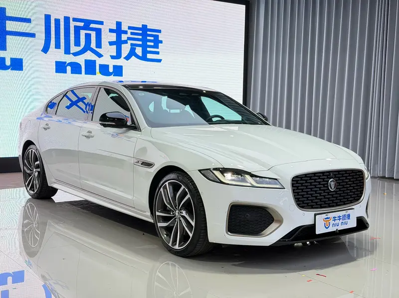 Jaguar XFL 2.0 T P 300 4 WD — фото 3