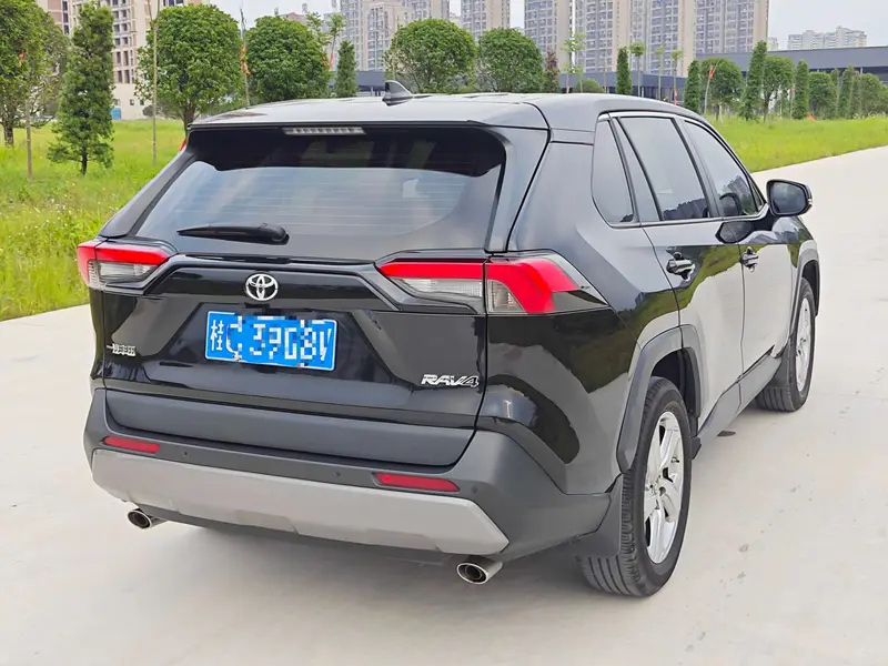 Toyota RAV4 — фото 7