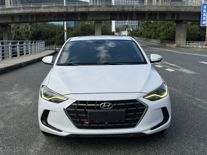 Hyundai Elantra — фото 2