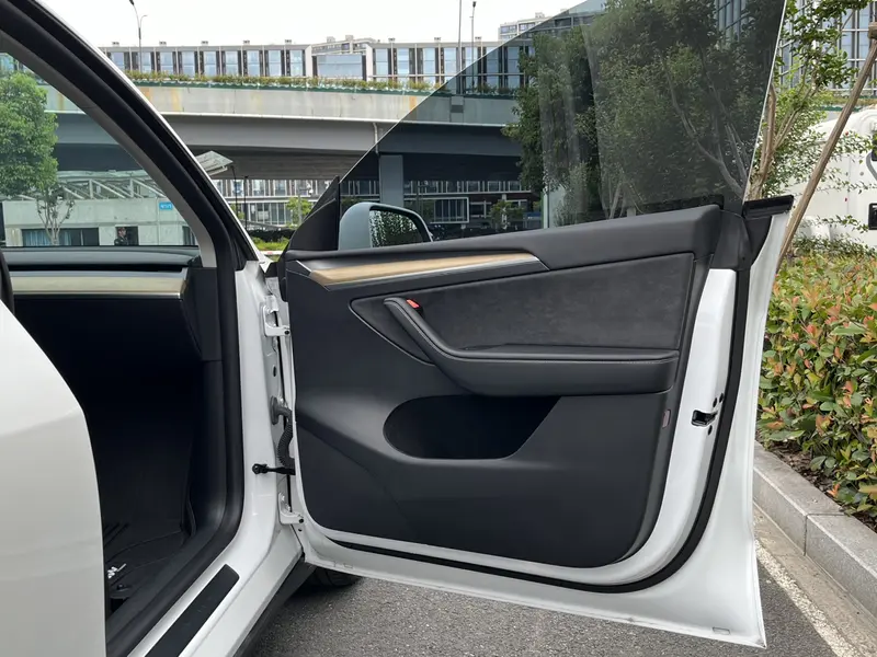 Tesla Model Y — фото 13