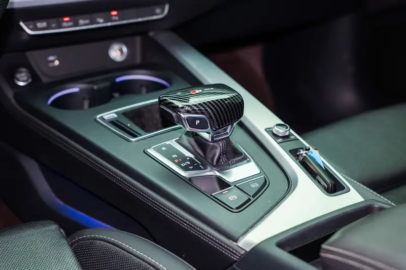 Audi A4L 40 TFSI люкс-динамик — фото 9