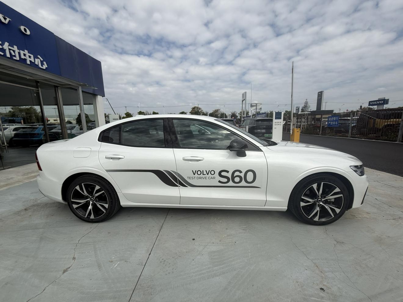 Volvo S60: фотография 4 из 16
