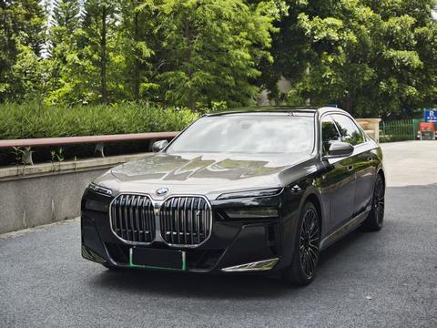 BMW i7