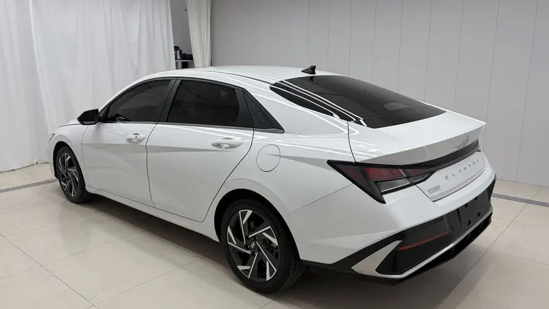 Hyundai Elantra — фото 4