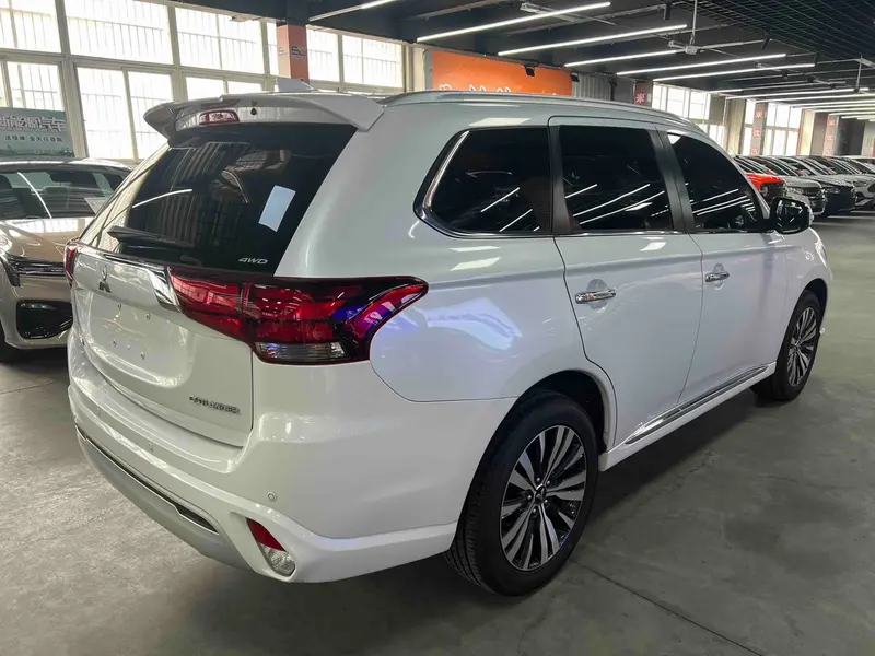 Mitsubishi Outlander — фото 7
