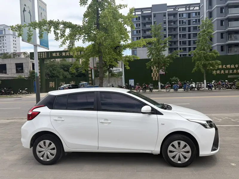 Toyota Yaris L — фото 5