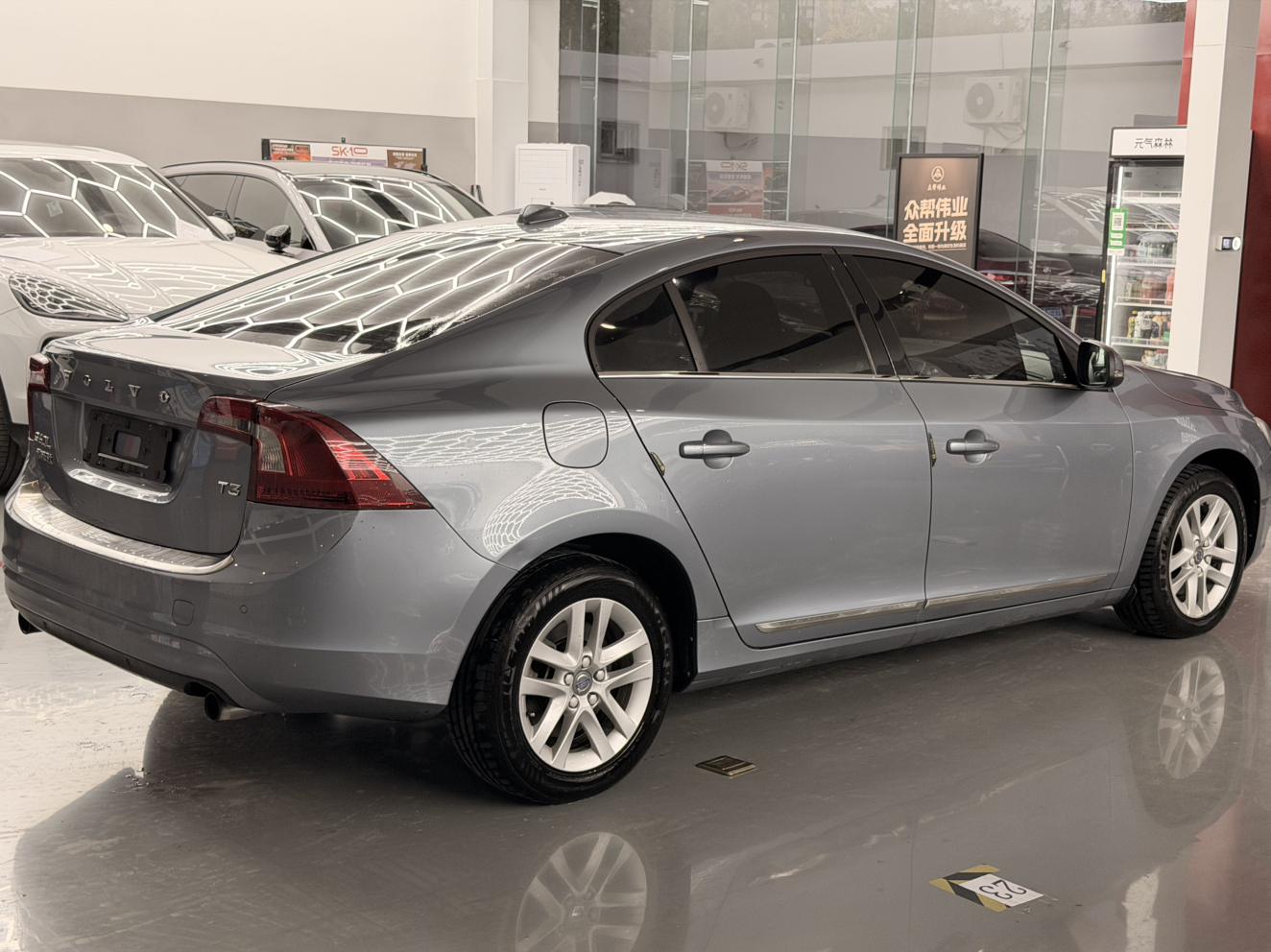 Volvo S60: фотография 5 из 18