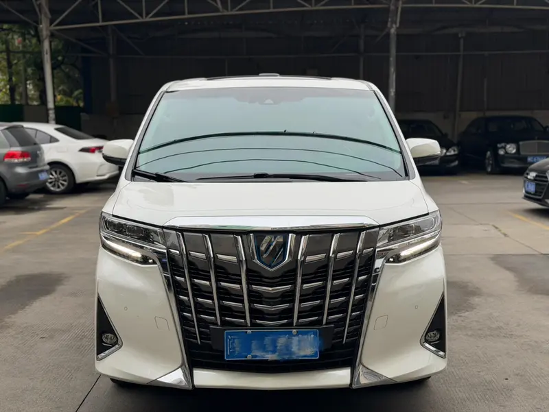 Toyota Alphard — фото 2