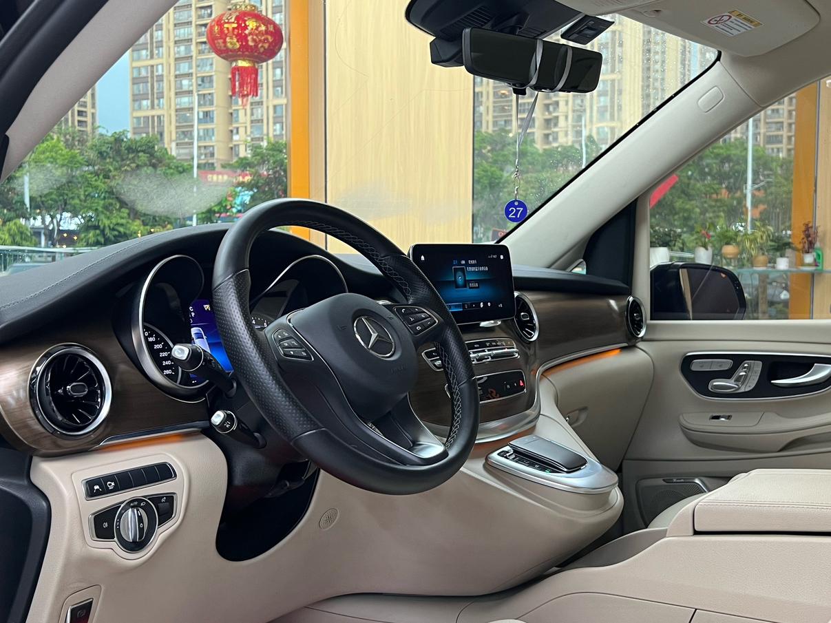 Mercedes-Benz V-Class: фотография 17 из 37