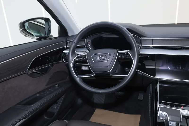 Audi A8 — фото 13