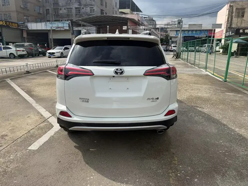 Toyota RAV4 — фото 5