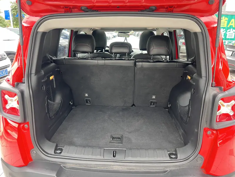 Jeep Renegade — фото 17