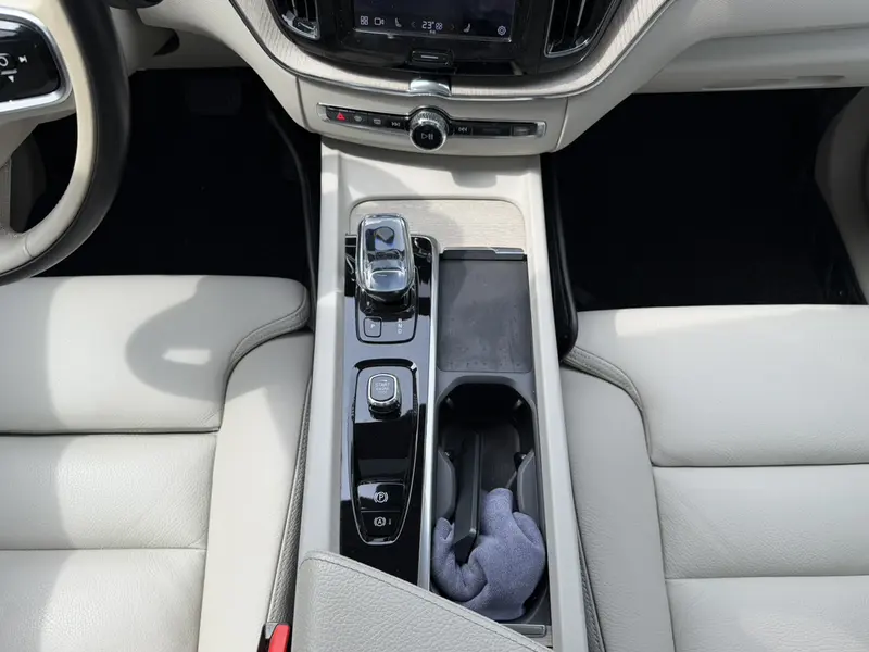 Volvo XC60 — фото 13
