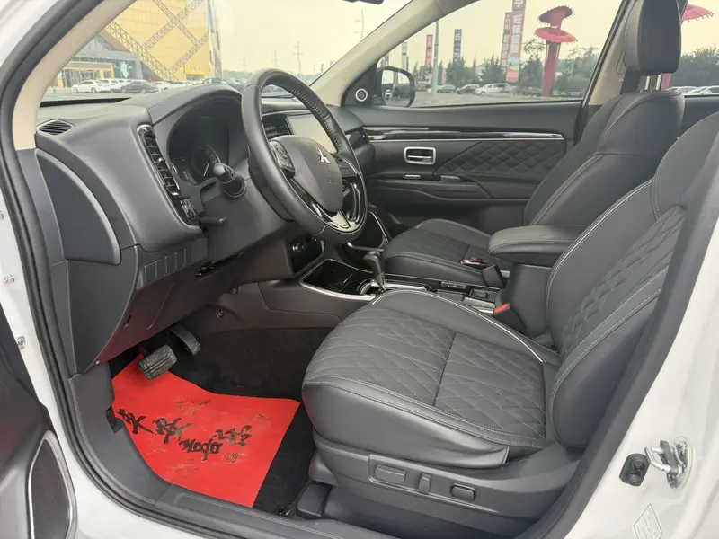 Mitsubishi Outlander — фото 11