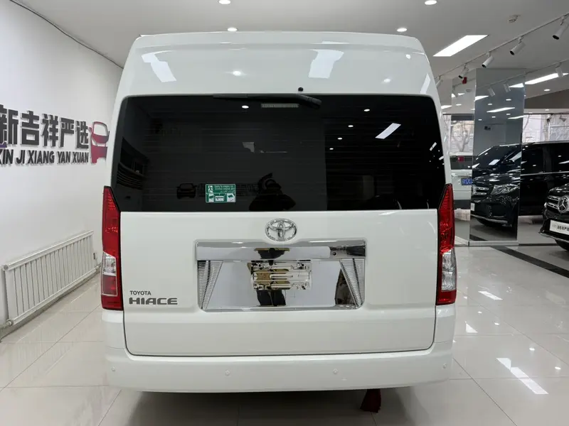 Toyota Hiace — фото 5