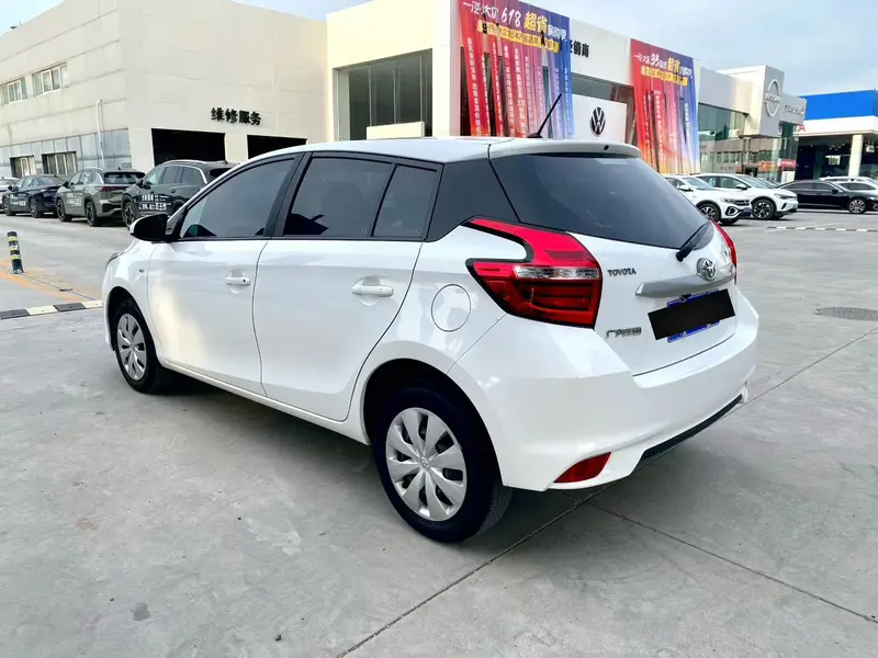 Toyota Yaris L — фото 4